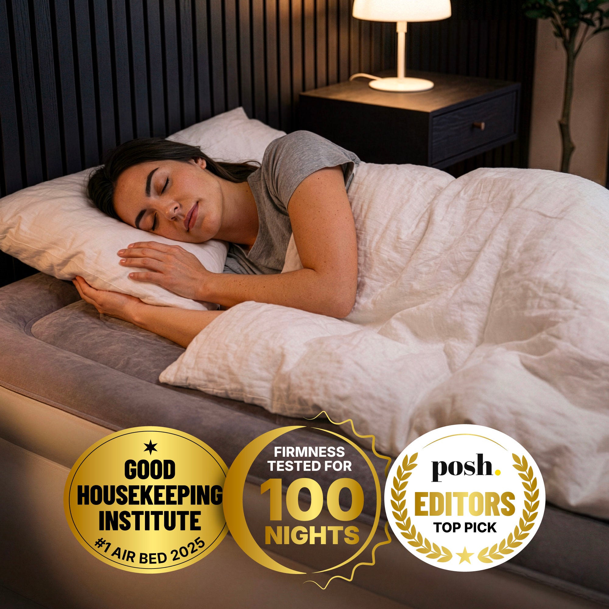Frau schläft bequem auf einer Huddle single air mattress, mit ausgestellten Good Housekeeping- und Posh-Auszeichnungen